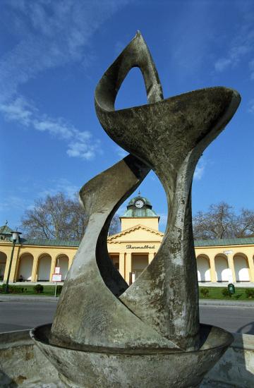 Freiheitsbrunnen und Thermalbad